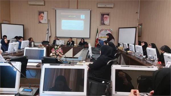 تقدیر از کارشناس مامایی شهرستان در جلسه بزرگداشت هفته ملی جمعیت