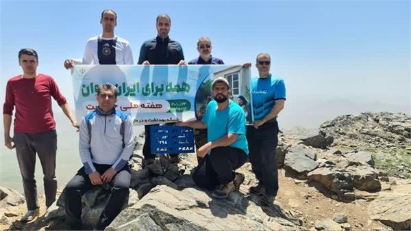 صعود تیم کوهنوردی کارکنان شبکه به ارتفاعات کوه های بدر و وزیر به مناسبت هفته ملی جمعیت