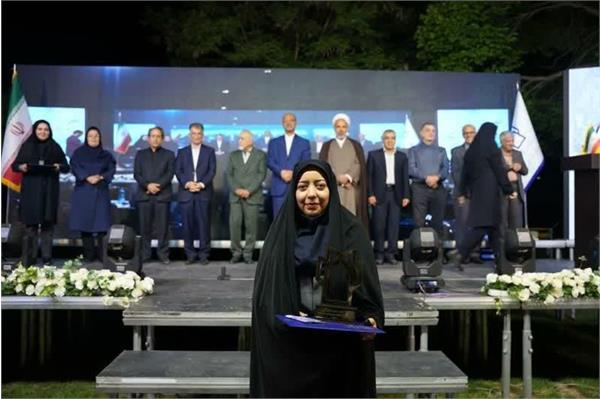 تقدیر از مربی نمونه دانشکده پرستاری سنقر در مراسم بزرگداشت مقام استاد